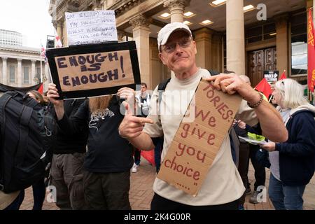 Birmingham, Großbritannien. 2. Oktober 2022. Tausende von Menschen versammelten sich auf dem Victoria Square bei einer von der Volksversammlung organisierten Kundgebung, um gegen die neuen konservativen Maßnahmen der Regierung zu protestieren, marschierten sie durch das Stadtzentrum, bevor sie das Tory Conference Center überstiegen, die Stimmung war wütend und laut. Kredit: Natasha Quarmby/Alamy Live Nachrichten Stockfoto