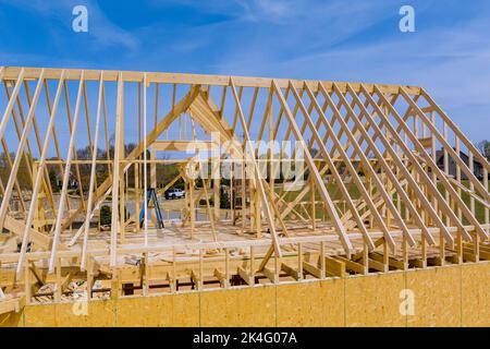 Für den Bau eines neuen Hauses wird derzeit ein Holztraversen-Dachbalken errichtet Stockfoto