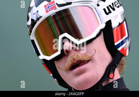 Klingenthal, Deutschland. 02. Oktober 2022. Langlaufen/Skispringen: Sommer Grand Prix, Herren, in der Vogtland Arena in Klingenthal. Robert Johansson aus Norwegen regiert nach seinem Sprung. Quelle: Hendrik Schmidt/dpa/Alamy Live News Stockfoto