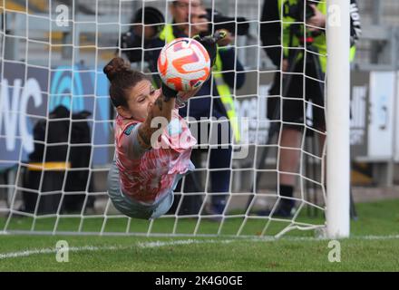 DARTFORD ENGLAND - OKTOBER 02 : während des FA Women's League Cup-Spiels zwischen London City Lionesses Women gegen West Ham United Women bei Princes P Stockfoto