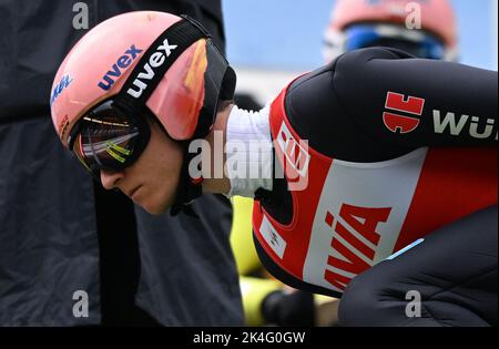 Klingenthal, Deutschland. 02. Oktober 2022. Nordisches Skifahren/Skispringen: Sommer-Grand-Prix, Männer, Trial-Runde, in der Vogtland Arena in Klingenthal. Karl Geiger aus Deutschland bereitet sich auf seinen Sprung vor. Quelle: Hendrik Schmidt/dpa/Alamy Live News Stockfoto