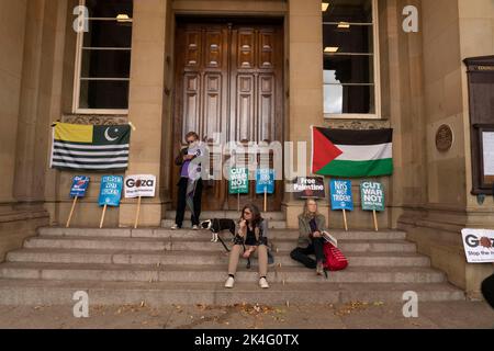 Birmingham, Großbritannien. 2. Oktober 2022. Tausende von Menschen versammelten sich auf dem Victoria Square bei einer von der Volksversammlung organisierten Kundgebung, um gegen die neuen konservativen Maßnahmen der Regierung zu protestieren, marschierten sie durch das Stadtzentrum, bevor sie das Tory Conference Center überstiegen, die Stimmung war wütend und laut. Kredit: Natasha Quarmby/Alamy Live Nachrichten Stockfoto