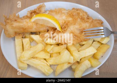 Ausgezeichneter Schellfisch und Chips im berühmten Olivers Cafe in Redcar Stockfoto