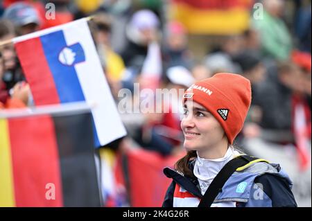 Klingenthal, Deutschland. 02. Oktober 2022. Langlaufen/Skispringen: Sommer Grand Prix, Frauen, in der Vogtland Arena in Klingenthal. Selina Freitag aus Deutschland freut sich über ihren dritten Platz. Quelle: Hendrik Schmidt/dpa/Alamy Live News Stockfoto