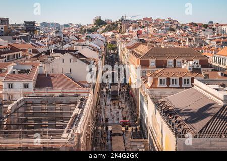 Rua Augusta Straße in der historischen Innenstadt von Lissabon, der Hauptstadt von Portugal. Stadtbild von Lissabon. Luftaufnahme vom Dach. Stockfoto