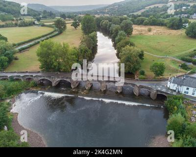 Luftaufnahme der Crickhowell Bridge über den Fluss Usk in Wales Stockfoto