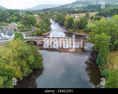 Luftaufnahme der Crickhowell Bridge über den Fluss Usk in Wales Stockfoto