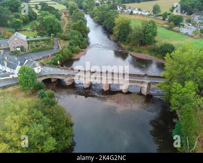 Luftaufnahme der Crickhowell Bridge über den Fluss Usk in Wales Stockfoto