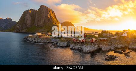 Rote Holzhütten, bekannt als Rorbu, im Dorf reine auf der Insel Hamnoy, Lofoten-Inseln, Norwegen. Rorbu ist ein traditionelles norwegisches Haus, das von genutzt wird Stockfoto