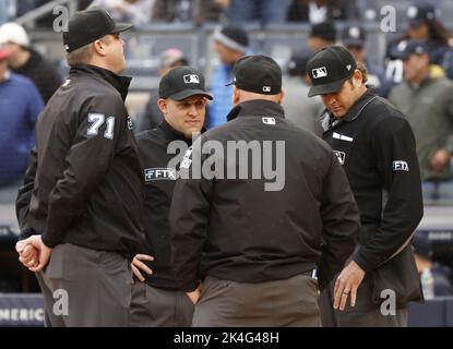 New York City, Usa. 02. Oktober 2022. Die Schiedsrichter versammeln sich vor dem Beginn des Spiels zwischen den New York Yankees und Baltimore Orioles am Sonntag, dem 2. Oktober 2022, im Yankee Stadium in New York City. Kredit: UPI/Alamy Live Nachrichten Stockfoto