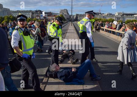 London, England, Großbritannien. 2. Oktober 2022. Die Polizei verhaftete Just Stop Oil-Aktivisten, die die Waterloo Bridge blockieren. Die Klimaaktivisten haben mehrere Tage lang Protestaktionen in Westminster angekündigt, die ein Ende der fossilen Brennstoffe fordern. (Bild: © Vuk Valcic/ZUMA Press Wire) Stockfoto