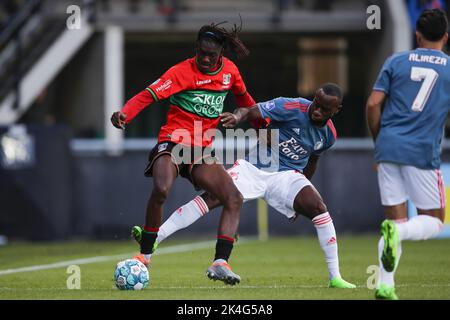 NIJMEGEN - (lr) Ibrahim Cissoko vom NEC Nijmegen, Lutsharel Geertruida von Feyenoord während des niederländischen Eredivisie-Spiels zwischen NEC und Feyenoord am 2. Oktober 2022 in De Goffert in Nijmegen, Niederlande. ANP BART STOUTJEDIJK Stockfoto