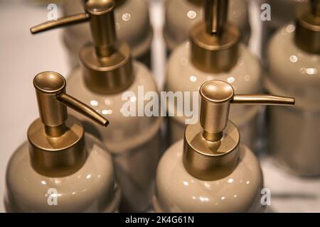 Nahaufnahme, Flaschen mit Spender für Flüssigseife. Stockfoto