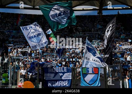 Roma, Italien. 02. Oktober 2022. Lazio-Fans jubeln während des Fußballspiels der Serie A zwischen der SS Lazio und Spezia Calcio im Olimpico-Stadion in Rom (Italien) am 2.. Oktober 2022 an. Foto Andrea Staccioli/Insidefoto Kredit: Insidefoto di andrea staccioli/Alamy Live News Stockfoto