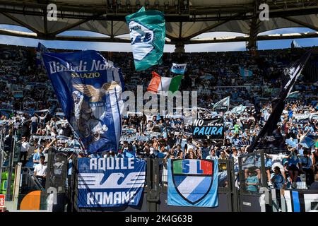 Roma, Italien. 02. Oktober 2022. Lazio-Fans jubeln während des Fußballspiels der Serie A zwischen der SS Lazio und Spezia Calcio im Olimpico-Stadion in Rom (Italien) am 2.. Oktober 2022 an. Foto Andrea Staccioli/Insidefoto Kredit: Insidefoto di andrea staccioli/Alamy Live News Stockfoto
