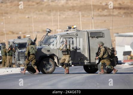 Nablus, Palästina. 02. Oktober 2022. Israelische Soldaten treffen auf bewaffnete Männer, die auf sie schossen, während sie während einer Militäroperation die Einfahrt zum Dorf Salem blockierten, um die Menschen zu suchen, die auf einem israelischen Bus das Feuer öffneten, während er eine Straße innerhalb der Siedlung Itamar überquerte, In der Nähe des Kontrollpunkts Beit Furik, der unter israelischer Kontrolle steht, östlich von Nablus im besetzten Westjordanland. Kredit: SOPA Images Limited/Alamy Live Nachrichten Stockfoto