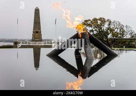 PERTH, WESTERN AUSTRALIA - 15. JULI 2018: Detail von Eternal Flame in der Nähe des State war Memorial im Kings Park in Perth, Westaustralien Stockfoto