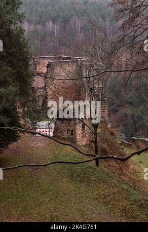 Frankenstein, Deutschland - 26. Dezember 2020: Burgruine Frankenstein auf einem Hügel an einem kalten Wintertag in Deutschland. Stockfoto