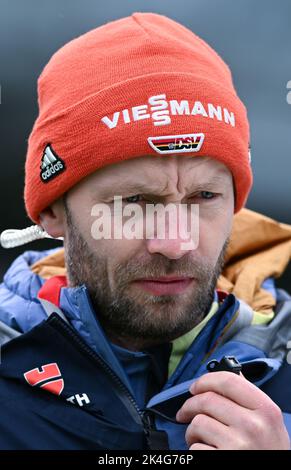 Klingenthal, Deutschland. 02. Oktober 2022. Langlaufen/Skispringen: Sommer Grand Prix, Frauen, in der Vogtland Arena in Klingenthal. Nationaltrainer Maximilian Mechler an der Schanze. Quelle: Hendrik Schmidt/dpa/Alamy Live News Stockfoto