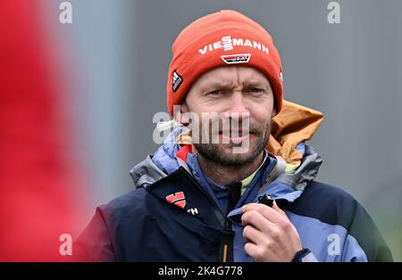 Klingenthal, Deutschland. 02. Oktober 2022. Langlaufen/Skispringen: Sommer Grand Prix, Frauen, in der Vogtland Arena in Klingenthal. Nationaltrainer Maximilian Mechler an der Schanze. Quelle: Hendrik Schmidt/dpa/Alamy Live News Stockfoto