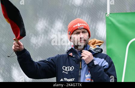 Klingenthal, Deutschland. 02. Oktober 2022. Langlaufen/Skispringen: Sommer Grand Prix, Frauen, in der Vogtland Arena in Klingenthal. Nationaltrainer Maximilian Mechler an der Schanze. Quelle: Hendrik Schmidt/dpa/Alamy Live News Stockfoto