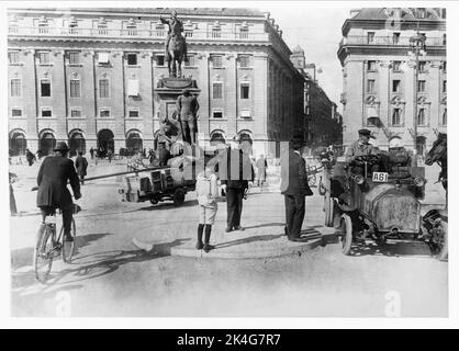 Stadtbild vom Gustav Adolf Platz in Stockholm, 1910. Mitten im Kreisverkehr steht ein Polizeibeamter, der den Verkehr überwacht, einige Männer in Anzug und ein Junge im Sjöman-Kostüm mit kurzen Hosen. Radfahrer, ein Auto und Pferdewagen sind auf der Straße versammelt. Im Hintergrund Gebäude und l'archevêques Statue von Gustav II Adolf. Nordisch Stockfoto