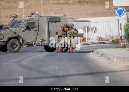 Nablus, Palästina. 02. Oktober 2022. Israelische Soldaten treffen auf bewaffnete Männer, die auf sie schossen, während sie während einer Militäroperation die Einfahrt zum Dorf Salem blockierten, um die Menschen zu suchen, die auf einem israelischen Bus das Feuer öffneten, während er eine Straße innerhalb der Siedlung Itamar überquerte, In der Nähe des Kontrollpunkts Beit Furik, der unter israelischer Kontrolle steht, östlich von Nablus im besetzten Westjordanland. (Foto von Nasser Ishtayeh/SOPA Images/Sipa USA) Quelle: SIPA USA/Alamy Live News Stockfoto