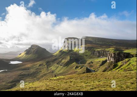 Die Sonne bricht über den herrlichen Quiraing Bergen auf der Isle of Skye durch Stockfoto