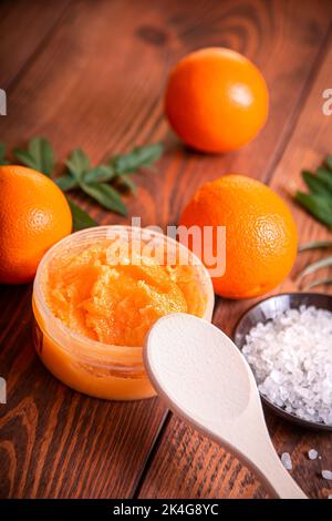 Orange Peeling für Gesicht oder Körper. Kosmetisches Produkt aus natürlichen Inhaltsstoffen. Stockfoto