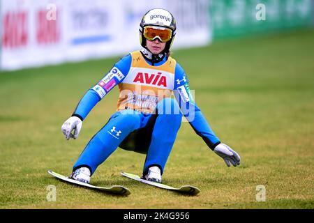 Klingenthal, Deutschland. 02. Oktober 2022. Langlaufen/Skispringen: Sommer Grand Prix, Frauen, in der Vogtland Arena in Klingenthal. Ursa Bogataj aus Slowenien in der Endrunde. Quelle: Hendrik Schmidt/dpa/Alamy Live News Stockfoto