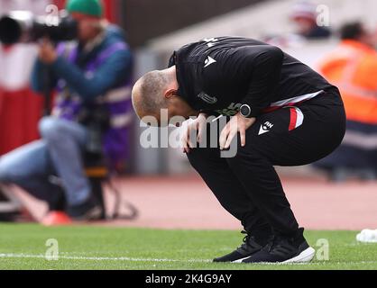 Stoke, Großbritannien. 2. Oktober 2022. Alex Neil Manager von Stoke City reagiert während des Sky Bet Championship-Spiels im bet365 Stadium, Stoke. Bildnachweis sollte lauten: Darren Staples/Sportimage Credit: Sportimage/Alamy Live News Stockfoto