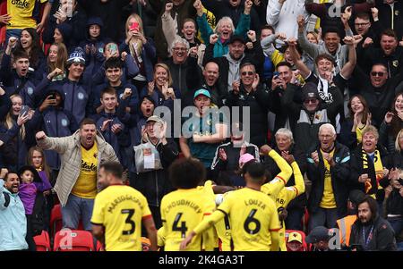 Stoke, Großbritannien. 2. Oktober 2022. Watford-Fans feiern während des Sky Bet Championship-Spiels im bet365 Stadium, Stoke. Bildnachweis sollte lauten: Darren Staples/Sportimage Credit: Sportimage/Alamy Live News Stockfoto