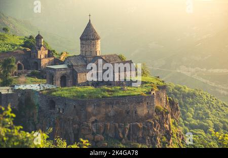 Tatev alten Kloster in Sonnenuntergang Licht. Armeniens berühmteste Reisestelle. Beliebtes Touristenziel. Panoramablick auf schöne Naturlandschaft. Alte mittelalterliche Architektur. Reisen, Tourismus Stockfoto