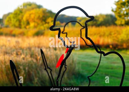 Da, aber nicht da Tommy Silhouetten am Mill Pond Meadow Woodland Memorial in Featherstone, West Yorkshire, Großbritannien Stockfoto