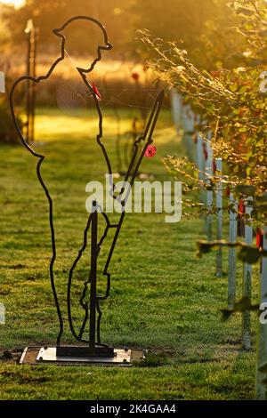 Da, aber nicht da Tommy Silhouetten am Mill Pond Meadow Woodland Memorial in Featherstone, West Yorkshire, Großbritannien Stockfoto