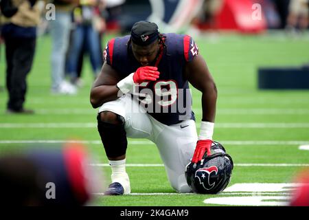 Houston, USA. Houston, Texas, USA. 2. Oktober 2022. Der Wächter von Houston Texans, Kenyon Green (59), hat während der Teameinführungen vor dem Spiel zwischen den Houston Texans und den Los Angeles Chargers am 2. Oktober 2022 im NRG Stadium in Houston, TX, einen asolitären Moment. (Bild: © Erik Williams/ZUMA Press Wire) Bild: ZUMA Press, Inc./Alamy Live News Stockfoto