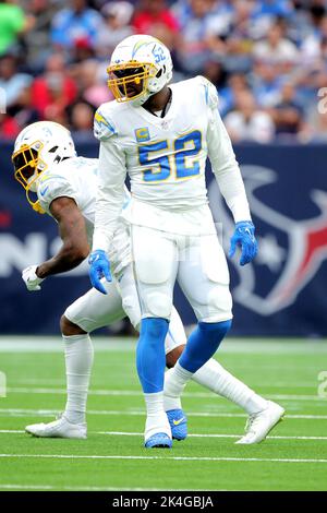 Houston, USA. Houston, Texas, USA. 2. Oktober 2022. Khalil Mack (52), Linienvorarbeiter der Los Angeles Chargers, im ersten Quartal zwischen den Houston Texans und den Los Angeles Chargers im NRG Stadium in Houston, TX, am 2. Oktober 2022. (Bild: © Erik Williams/ZUMA Press Wire) Bild: ZUMA Press, Inc./Alamy Live News Stockfoto