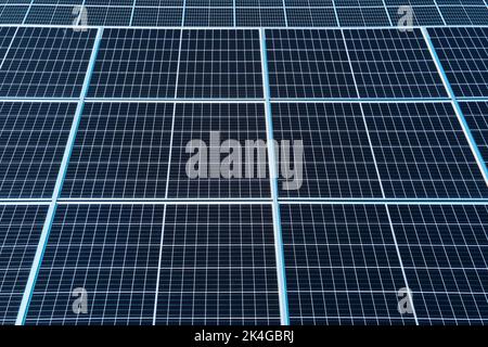 Solarbaterie im Feld. Photovoltaikpaneele für die Erzeugung von Solarenergie. Entwicklung alternativer nachhaltiger Energiequellen. Energiekrise in Europa Stockfoto