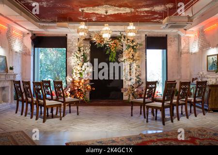 Die Einrichtung des Hochzeitsbereichs für die Zeremonie. Stühle für die Gäste Stockfoto