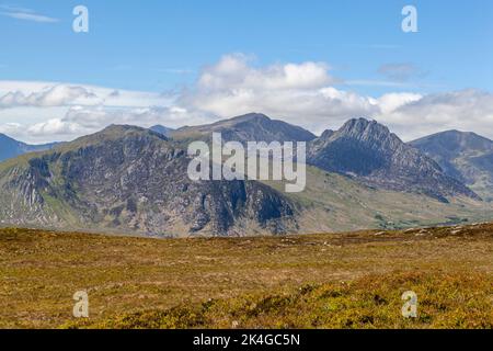 Tryfan und das Glyderau von Craig Wen aus gesehen, einem Teil der Bergketten, die über dem Ogwen Valley, Snowdonia National Park, ragen Stockfoto