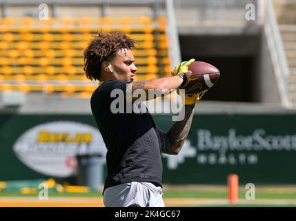 Waco, Texas, USA. 1. Oktober 2022. Baylor Bears Wide Receiver Gavin Holmes (6) wärmt sich vor dem NCAA Football-Spiel zwischen den Oklahoma State Cowboys und Baylor Bears im McLane Stadium in Waco, Texas, auf. Matthew Lynch/CSM/Alamy Live News Stockfoto