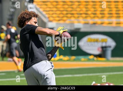 Waco, Texas, USA. 1. Oktober 2022. Baylor Bears Wide Receiver Gavin Holmes (6) wärmt sich vor dem NCAA Football-Spiel zwischen den Oklahoma State Cowboys und Baylor Bears im McLane Stadium in Waco, Texas, auf. Matthew Lynch/CSM/Alamy Live News Stockfoto