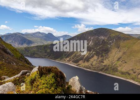 Tryfan, Pen Llithrig Yr Wrach und das Glyderau von Craig Wen aus gesehen mit, einem Teil der Bergketten, die über dem Ogwen-Tal ragen, Snowdonia Na Stockfoto