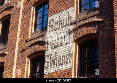 TORUN, POLEN - 11. AUGUST 2022: Schuh Fabrik S. Wiener Logo im historischen Backsteingebäude in der Rabianska Straße, in der sich das Hotel befindet Stockfoto