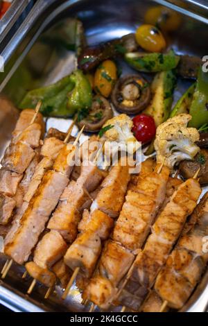 Hähnchen-Kebab auf einem Holzstock in der Marmite-Ansicht von oben Stockfoto