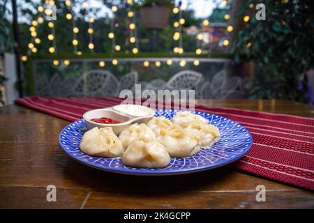 Eine Portion Manta-Strahlen auf einer blauen Platte auf dem Tisch Stockfoto