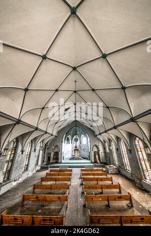 Verlassene Kirche mit Spinnendecke Stockfoto