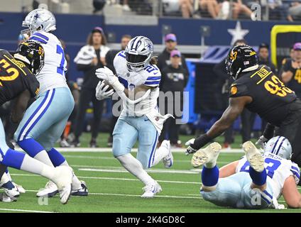 Arlington, Usa. 02. Oktober 2022. Dallas Cowboys Ezekiel Elliott läuft während ihres NFL-Spiels im AT&T Stadium in Arlington, Texas, am Sonntag, den 2. Oktober 2022, gegen die Washington Commander. Foto von Ian Halperin/UPI Credit: UPI/Alamy Live News Stockfoto