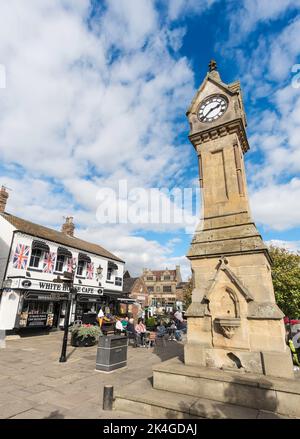 Thirsk Market Place Clock Spire und das White Horse Café, North Yorkshire, England, Großbritannien Stockfoto