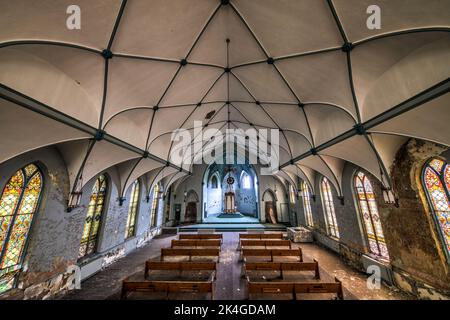 Verlassene Kirche mit Spinnendecke Stockfoto